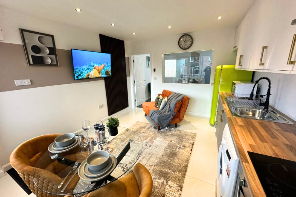 Modern 3-Bedroom House - Bedford